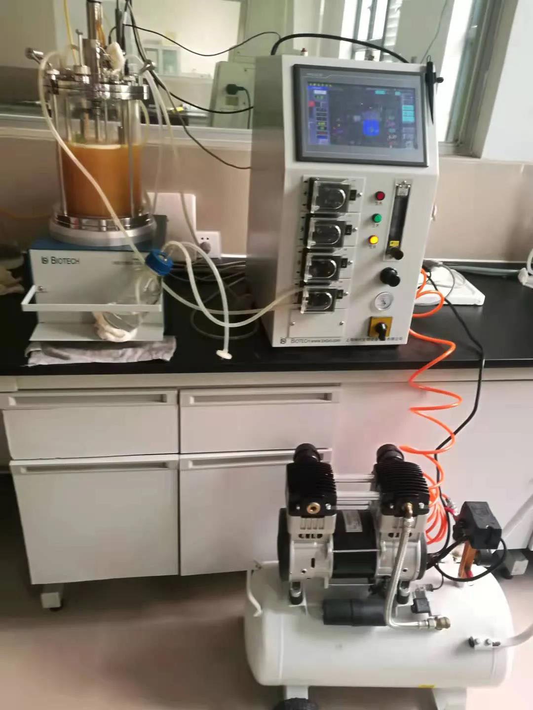 實驗室工作 拷貝.jpg 實驗室工作 拷貝.jpg